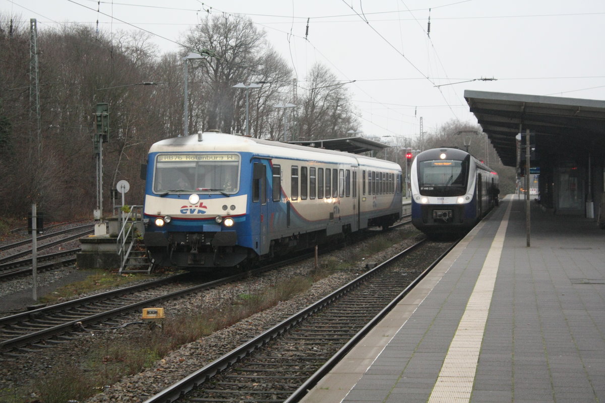 EVB VT 151 (628 151 / 928 151) als RB76 mit ziel Rotenburg (W�mme) und ET 440 226 als RS1 mit ziel Bremen-Farge im Bahnhof Verden (Aller) am 14.12.20