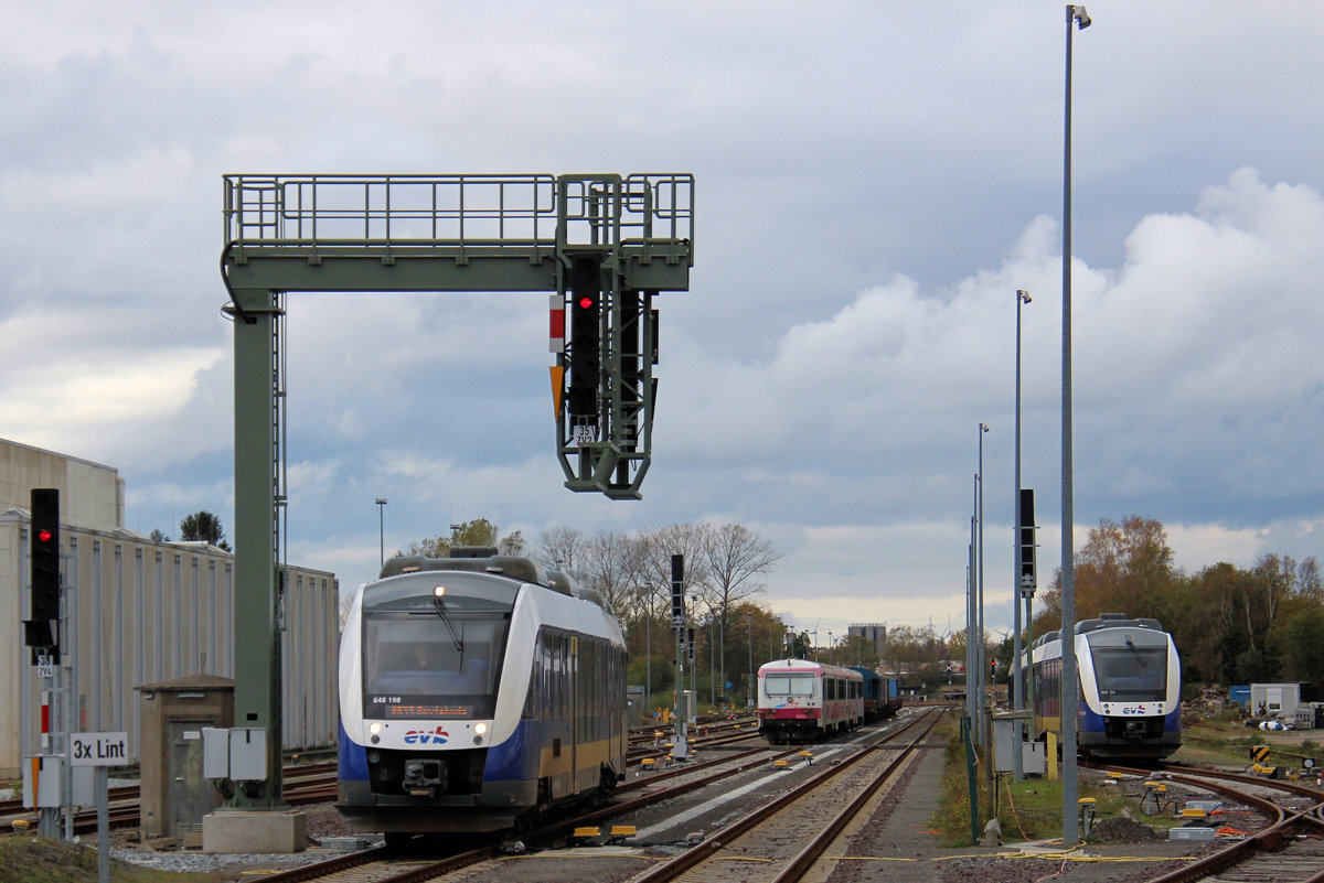 evb VT 648 198 macht gleich HALT am Bahnsteig in Bremervörde. Datum 03.11.2019.