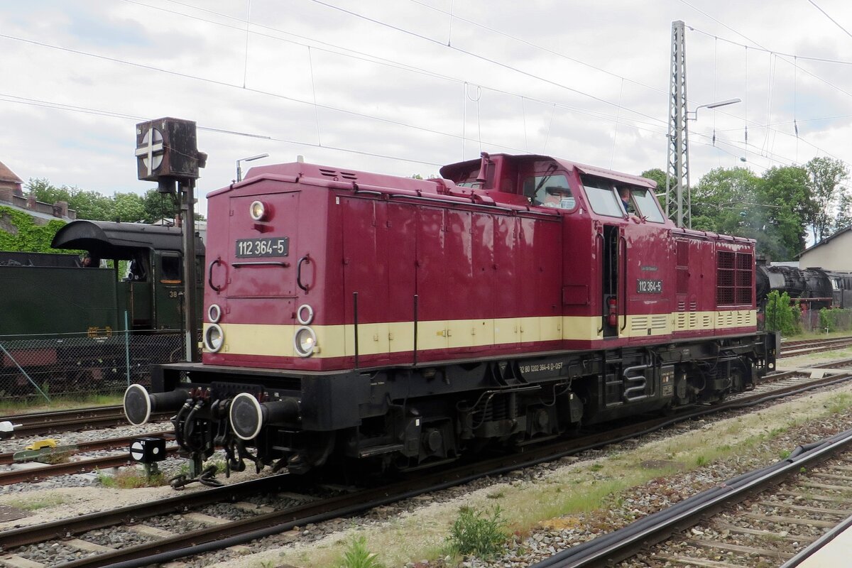 Ex-DR 112 364 steht am 26 Mai 2022 in Nördlingen als Zuglok von ein von fünf Extrazüge am Himmelfahrt 2022. 