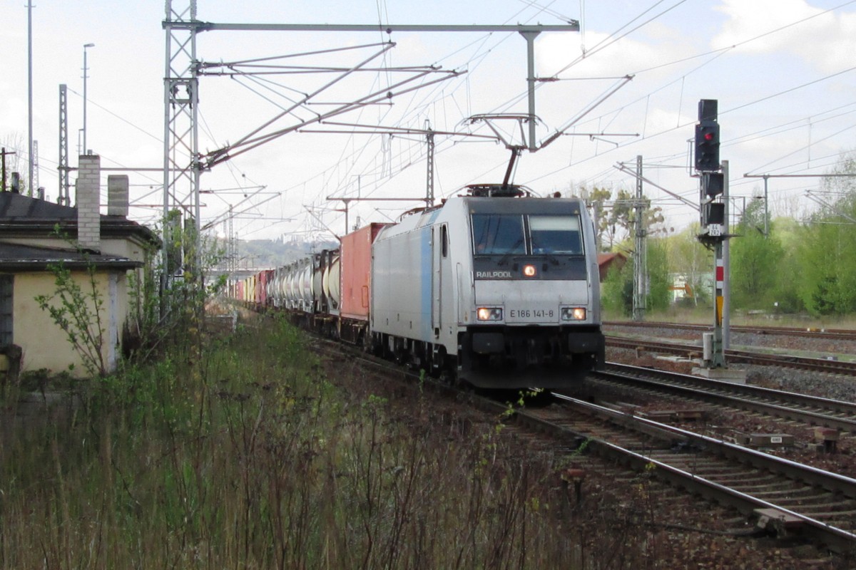 Ex-LOTOS Kolej 186 141 verl�sst Pirna am 11 April 2014.