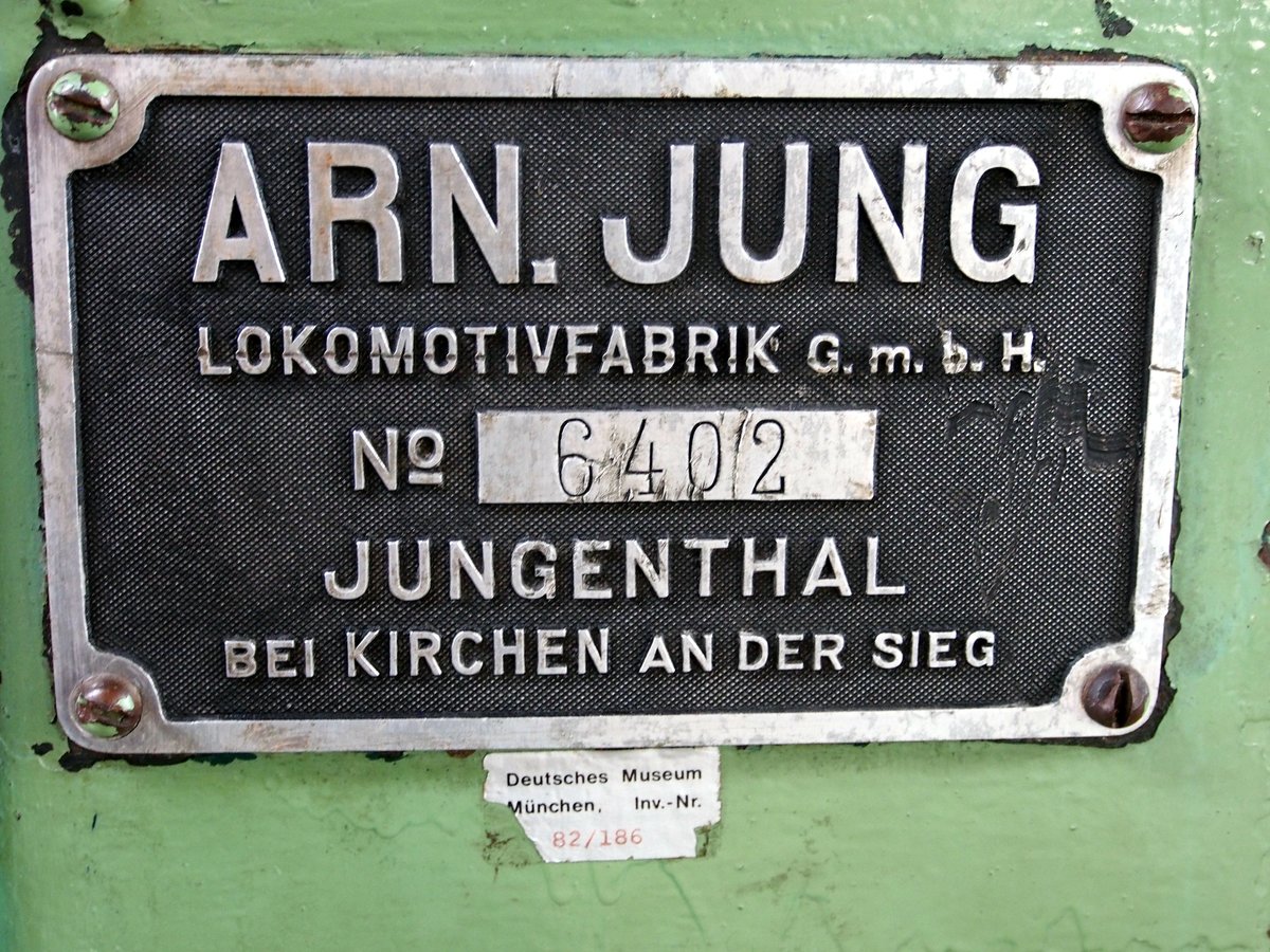 Fabrikschild der Feldbahnlok No 6402 von Jungenthal, Typ EL 105 mit einer Spurweite von 600mm; LüP 2700mm Achsstand 740mm 4 t Gewicht mit 12/12 PS, Baujahr 1935, in der Lokwelt Freilassing, am 01.09.2019.