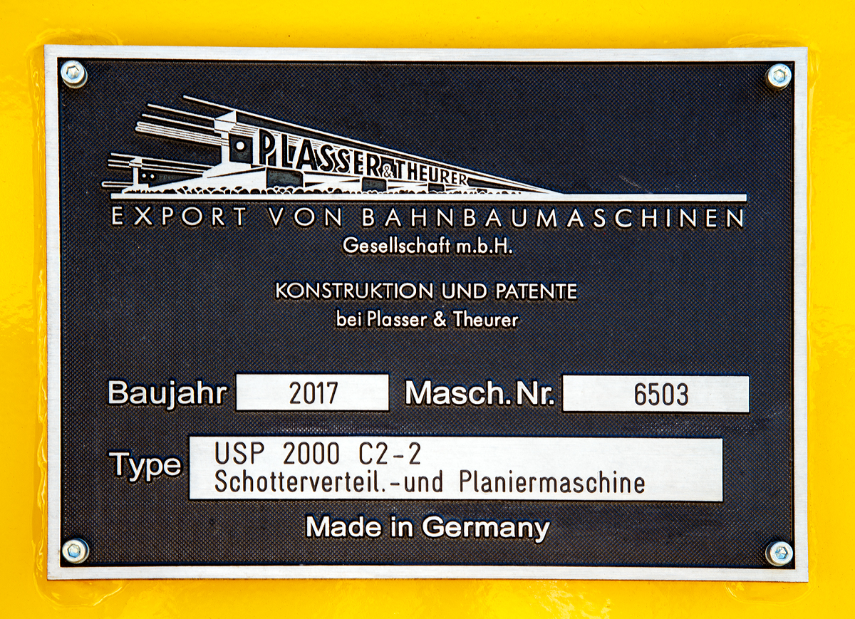 
Fabrikschild der Plasser & Theurer Schotterverteil- und Planiermaschine USP 2000-C2-2 der Eiffage Rail (NL der Eiffage Infra-Bau GmbH, Herne), Schweres Nebenfahrzeug Nr. D-ERD 99 80 9125 010-5, prsentiert auf der iaf in Mnster (am 01.06.2017).