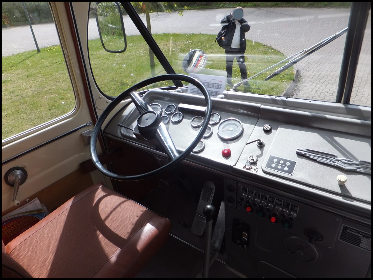 Fahrerarbeitsplatz im Ikarus 66 der Rostocker Straenbahn AG in Rostock.