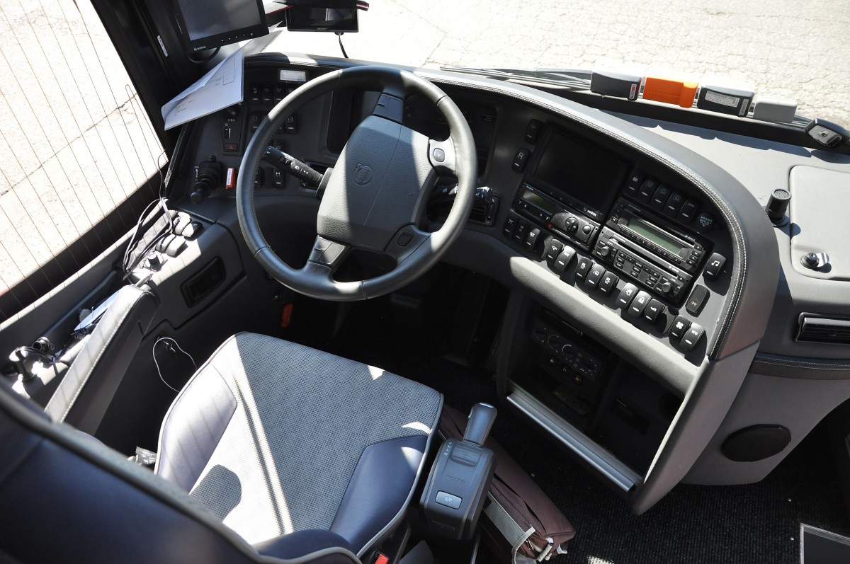 Fahrerstand im VOLVO 9700 von Schwarz Reisen aus �sterreich im Juni 2015 in Krems.