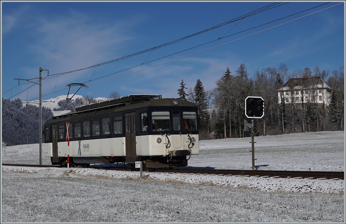 Fahrleitungsmast, Andreaskreuz, Kilometerschild und Vorsignal - interessante Details oder störendes Beiwerk?

Kurz nach Blankenburg ist der MOB Be 4/4 1007 (ex Bipperlisi) auf dem Weg in die Lenk.

3. Dezember 2020