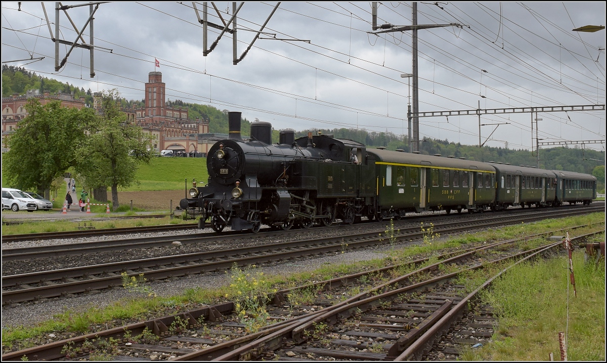 Fahrleitungsstörung nannte sie die Veranstaltung, um an die Dampfreserve in Olten für solche Fälle zu erinnern. Habersack Eb 3/5 5819 der SBB Historic auf seiner Rundfahrt über die Hauenstein-Bergstrecke und den Bözberg. Rheinfelden, April 2019. Im Hintergrund die Feldschlösschenbrauerei, wo an diesem Tag auch ein Fest mit Dampfzugbetrieb im Gange war.