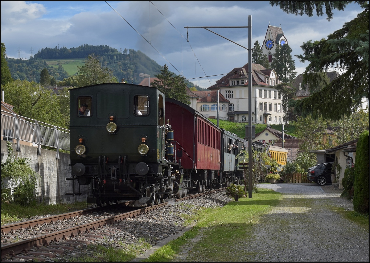 Fahrtag DVZO mit 120-jähriger Lady.

Ed 3/3 401 'Bauma' in Hinwil. Oktober 2021.