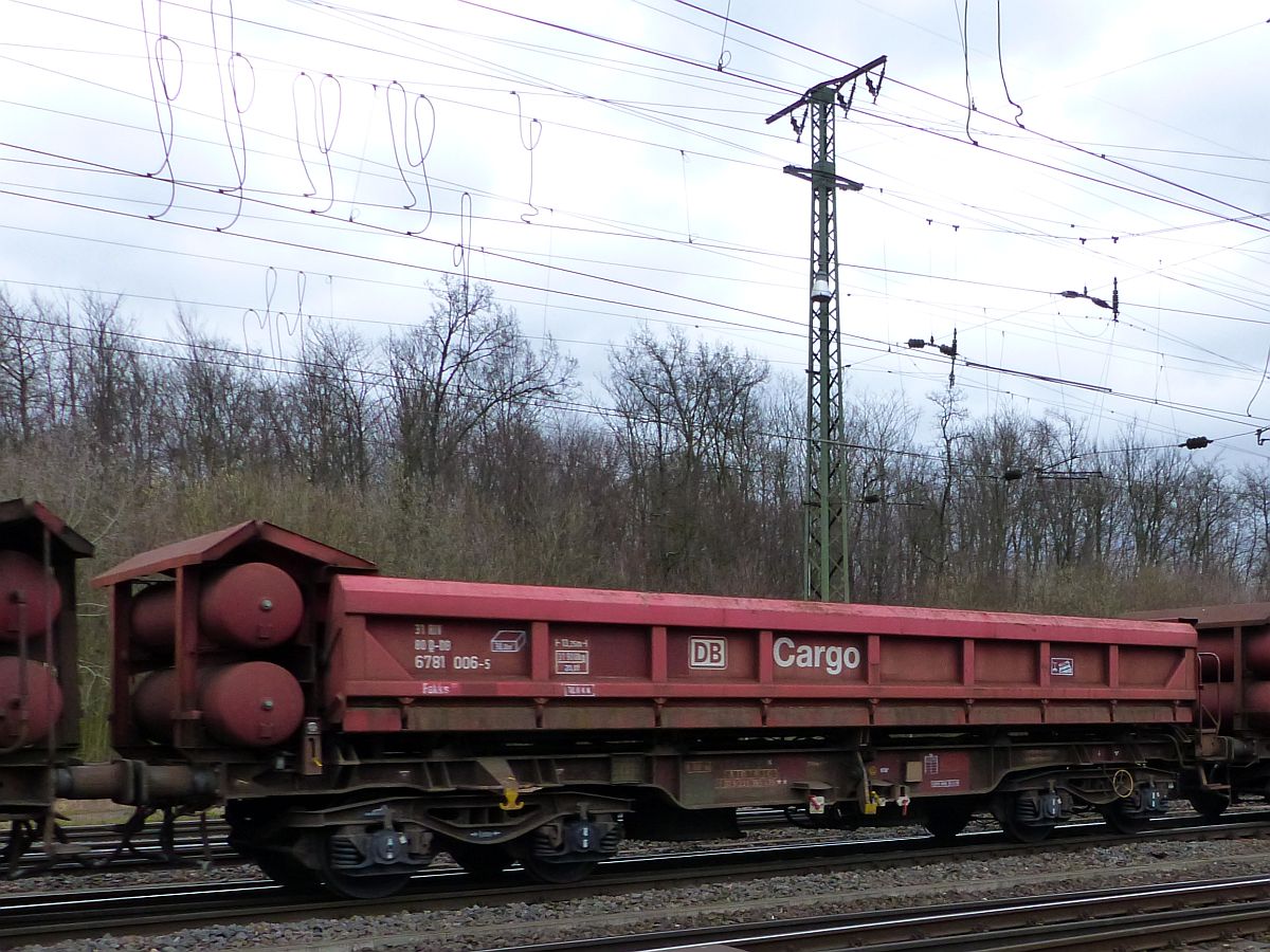 Fakks 127 Drehgestell-Schttgutkippwagen mit Nummer 31 80 D-DB 6781 006-5 Rangierbahnhof Kln Gremberg. Porzer Ringstrae, Kln 08-03-2018.

Fakks 127 open goederenwagen kan zijdelings kiepen met nummer 31 80 D-DB 6781 006-5 Rangeerstation Keulen Gremberg. Porzer Ringstrae, Keulen 08-03-2018.