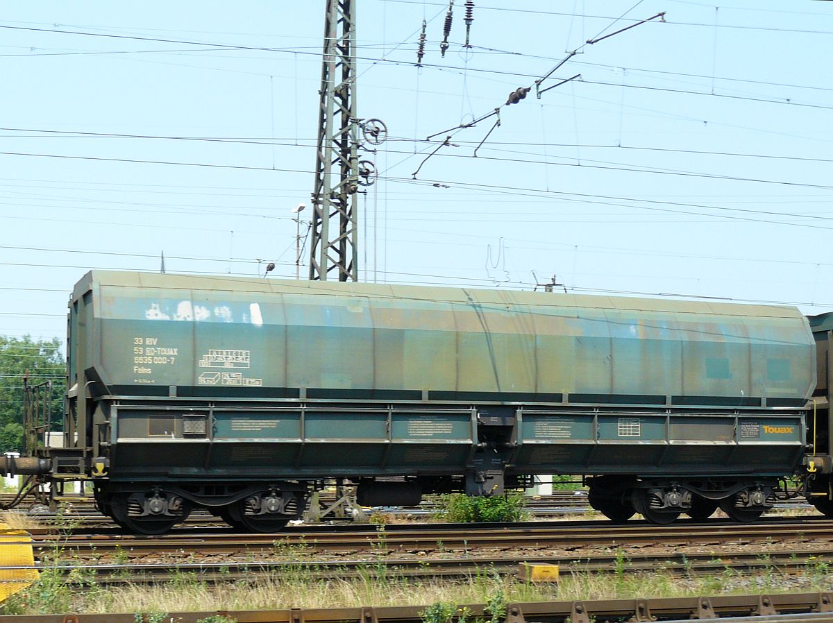 Falns au Rumnien mit Nummer 33 53 6635 000-7. Oberhausen West 03-07-2015.

Falns vierassige zelflosser uit Roemeni met nummer 33 53 6635 000-7. Oberhausen West, Duitsland 03-07-2015.