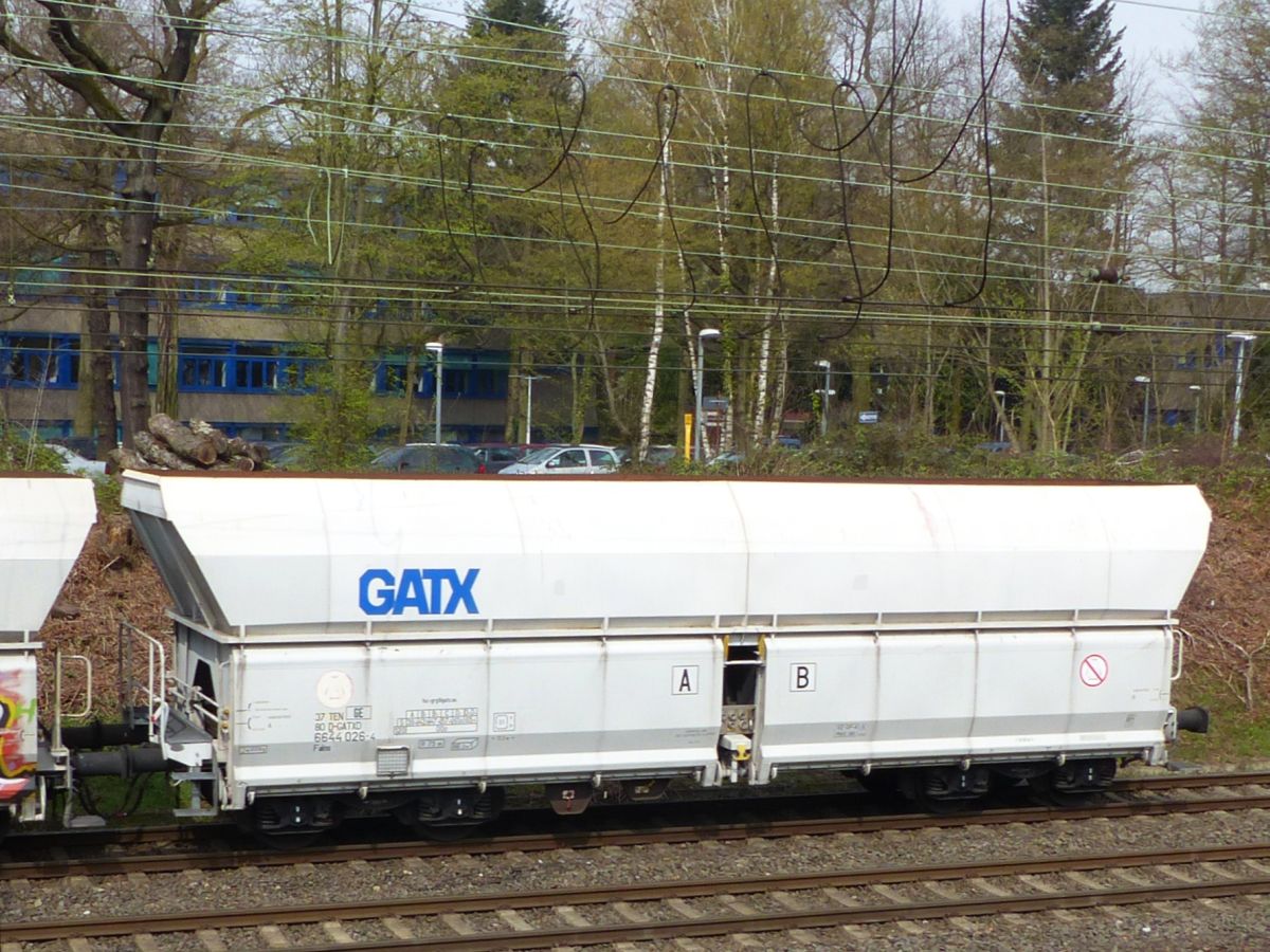 Falns GATX vierachsiger Schttgutwagen mit schlagartiger Schwerkraftentladung mit Nummer 37 TEN 80 D-GATX 6644 026-4 Abzweig Lotharstrasse, Forsthausweg, Duisburg 12-04-2018. 

Falns zelflosser van GATX met nummer 37 TEN 80 D-GATX 6644 026-4 Abzweig Lotharstrasse, Forsthausweg, Duisburg 12-04-2018.