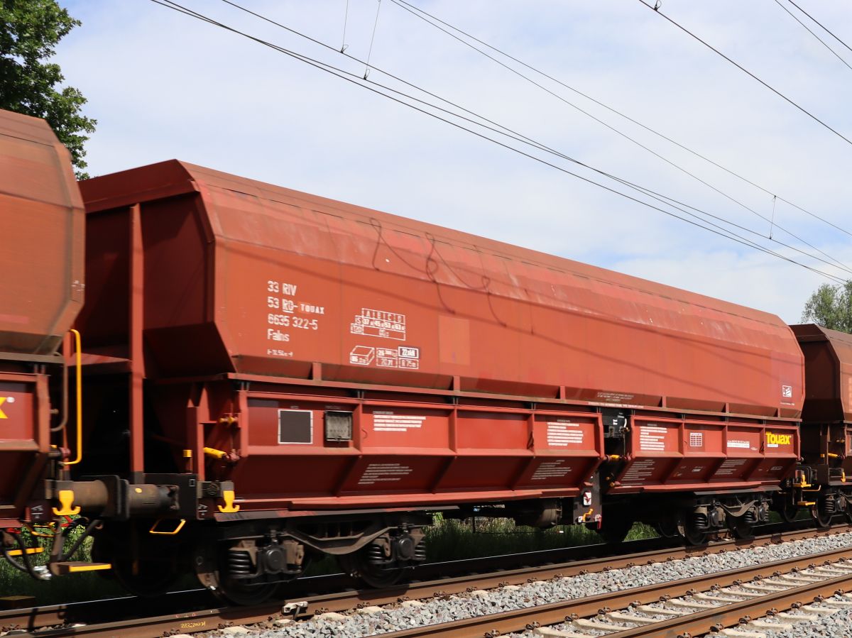 Falns TOUAX Schttgutwagen mit schlagartiger Schwerkraftentladung aus Rumenien mit Nummer 33 RIV 53 RO-TOUAX 6635 322-5 Devesstrae, Salzbergen, Deutschland 03-06-2022.



Falns vierassige zelflosser van TOUAX met nummer 33 RIV 53 RO-TOUAX 6635 322-5 geregistreerd in Roemeni.  Devesstrae, Salzbergen, Duitsland 03-06-2022.