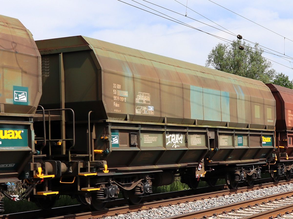 Falns TOUAX Schttgutwagen mit schlagartiger Schwerkraftentladung aus Rumenien mit Nummer 33 RIV 53 RO-TOUAX 6635 050-2 Devesstrae, Salzbergen, Deutschland 03-06-2022. 

Falns vierassige zelflosser van TOUAX met nummer 33 RIV 53 RO-TOUAX 6635 050-2 geregistreerd in Roemeni. Devesstrae, Salzbergen, Duitsland 03-06-2022.