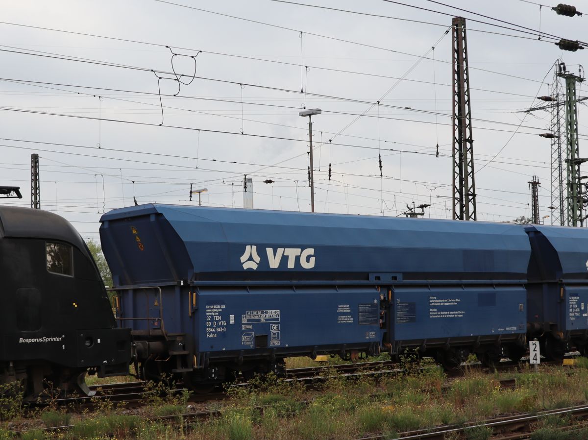 Falns VTG Schttgutwagen mit schlagartiger Schwerkraftentladung mit Nummer 37 TEN 80 D-VTGD 6644 641- 0 Gterbahhof Oberhausen West 18-08-2022.


Falns vierassige zelflosser van VTG met nummer 37 TEN 80 D-VTGD 6644 641- 0 goederenstation Oberhausen West 18-08-2022.