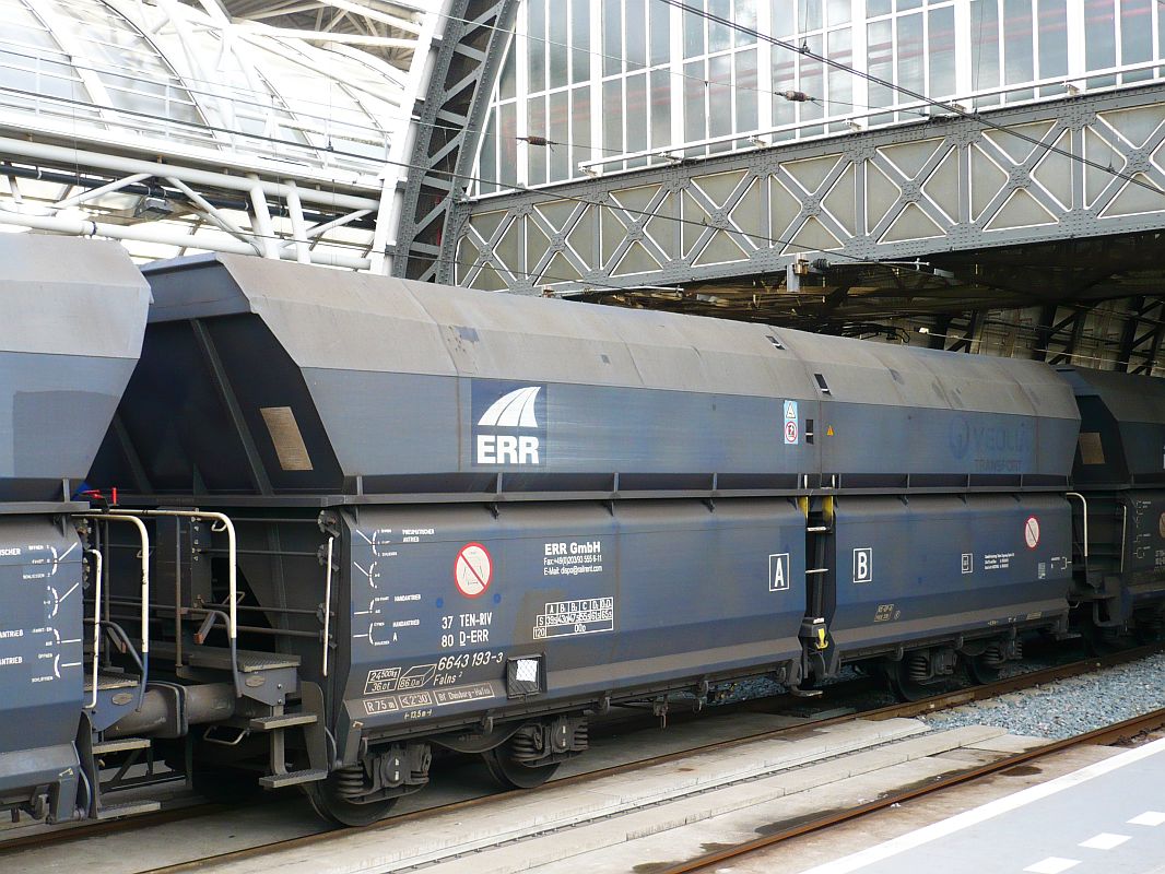 Falns2 der Firma ERR mit Nummer 37 80 6643 193-3. Gleis 6 Amsterdam Centraal Station 02-10-2013.

ERR vierassige zelflosser Falns2 met nummer 37 80 6643 193-3. Spoor 6 Amsterdam Centraal Station 02-10-2013.