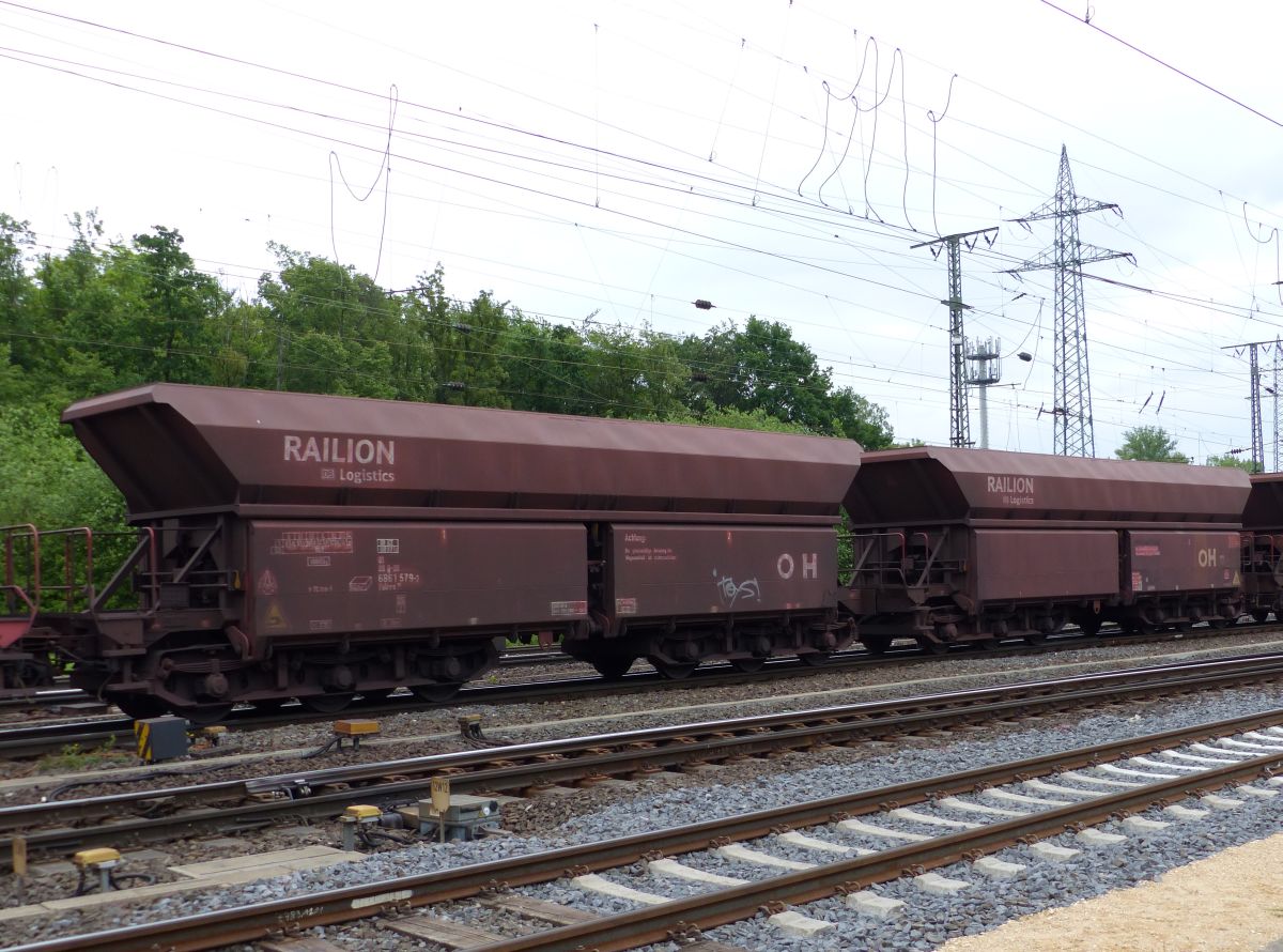 Falrrs 153 Offener Drehgestell-Schttgut-Wageneinheit fr den Erztransport mit Nummer 81 80 D-DB 6861 579-3 und Aufschrift  Railion  Rangierbahnhof Gremberg, Porzer Ringstrae, Kln 20-05-2016.


Falrrs 153 zelflosser eenheid met nummer 81 80 D-DB 6861 579-3 en opschrift  Railion  rangeerstation Gremberg, Porzer Ringstrae, Keulen 20-05-2016.