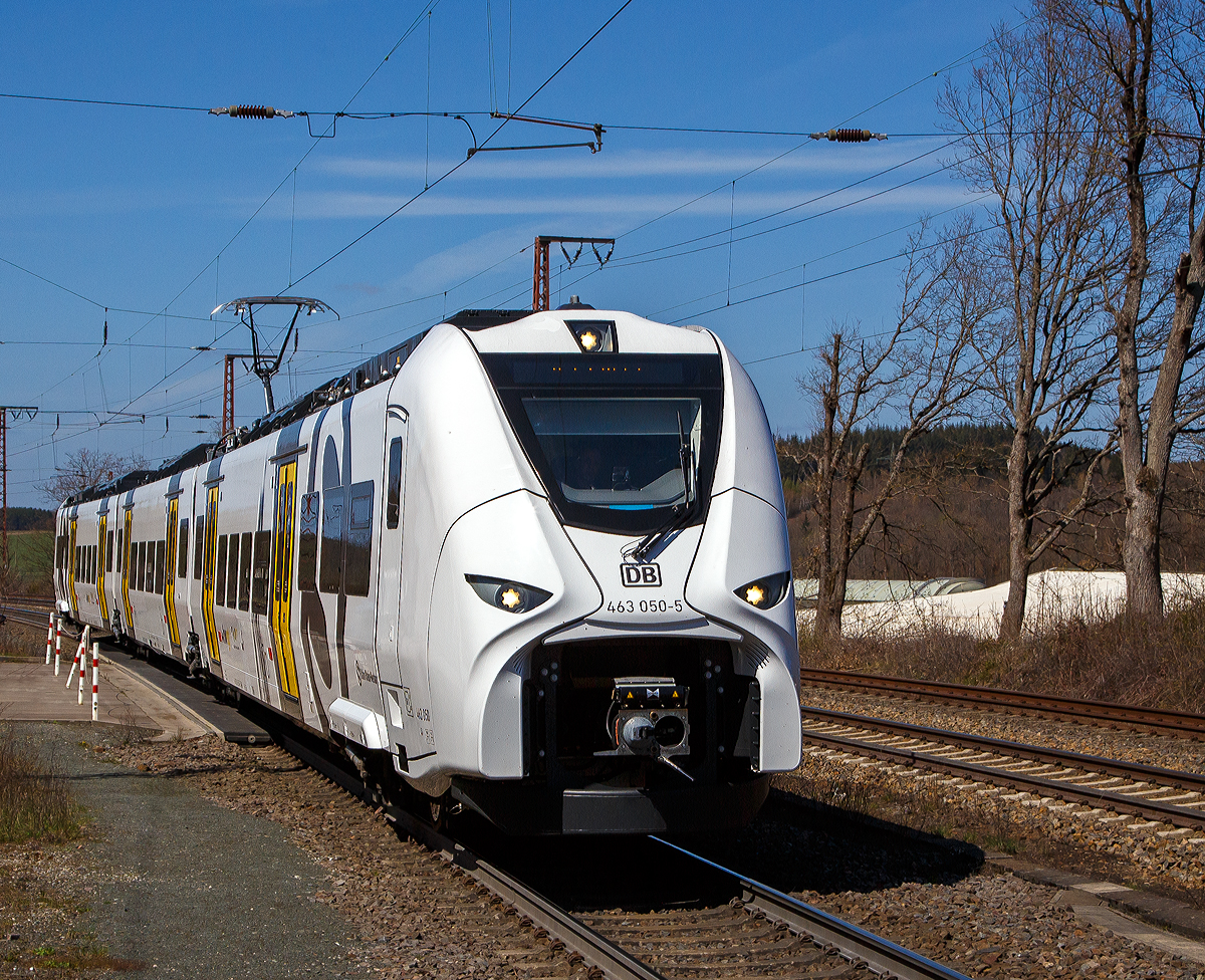 Fast frisch aus der Produktion....
Der dreiteilige Siemens Mireo 463 050-5 / 863 050-1 / 463 550-4 (94 80 0463 050-5 D-DB / 94 80 0863 050-1 D-DB /94 80 0463 550-4 D-DB) der DB Regio AG fr die S-Bahn Rhein-Neckar fhrt am 22.04.2021 durch Rudersdorf (Kreis Siegen) in sdlicher Richtung. Er ist wohl auf berfhrungsfahrt.

Der Triebzug wurde 2020 von Siemens Mobility im Werk Krefeld (ehemals DUEWAG) gebaut.

Im Sommer 2017 erhielt Siemens den Auftrag zur Lieferung von 57 Zgen vom Typ Mireo an die DB Regio AG, fr den Einsatz der S Bahn Rhein-Neckar. Der Mireo wird als S-Bahn-Fahrzeug im Rhein-Neckar-Gebiet auf den knftigen Linien der S5, S6, S8 und S9 eingesetzt. Auerdem wird er als „Murgtler Radexpress“ auf der Strecke zwischen Mannheim und Baiersbronn verkehren.

Als Mireo wird ein von Siemens Mobility entwickelter elektrischer Triebzug fr den Schienenpersonennahverkehr bezeichnet, der im Produktportfolio von Siemens den Desiro ML ersetzt.

Der Mireo wird ausschlielich als Elektrotriebzug angeboten, eine Variante mit Verbrennungsmotor ist derzeit nicht geplant. Anders als der Desiro ML verfgt der Mireo ber Jakobs-Drehgestelle, die, hnlich wie beim ICE 4, mit innengelagerten Radstzen ausgestattet sind. Die Wagenksten werden in Aluminium-Integralbauweise hergestellt. Die Zahl der Einzelwagen, aus denen ein Triebzug gebildet wird, kann je nach Konfiguration zwischen zwei und sieben variiert werden. Jeder Endwagen des Mireo hat eine Lnge von 26 m, jeder Mittelwagen ist 19 m lang. Es werden Versionen fr Bahnsteighhen von 550 mm, 760 mm und 960 mm angeboten. Die Zahl der angetriebenen Drehgestelle kann variiert werden, wodurch sich unterschiedliche Werte fr die Anfahrbeschleunigung ergeben. Nach Angaben von Siemens wurden bei der Konstruktion des Zuges der Traktionsstromrichter und die elektrodynamische Bremse optimiert. Die Zwischenkreisspannung betrgt 750 V.

Im Zuge der Erweiterung der S-Bahn Rhein-Neckar auf den Strecken zwischen Mannheim, Eppingen, Karlsruhe und Aglasterhausen, an der Bergstrae und nach Mainz, setzt die DB Regio seit 13. Dezember 2020 stufenweise insgesamt 57 Neufahrzeuge vom Typ Mireo ein. Die Fahrzeuge gehen ins Eigentum einer Landesgesellschaft der Aufgabentrger ber und werden whrend der 14-jhrigen Laufzeit des Verkehrsvertrags an DB Regio Mitte verpachtet. Das Auendesign der Fahrzeuge integriert bestehende Designelemente der Lnder Rheinland-Pfalz und Baden-Wrttemberg und ergnzt sie mit einem fahrzeughohen S-Bahn-Symbol.

Die Fahrzeuge haben pro Seite sechs doppelflgelige Schwenkschiebetren eine Einstiegshhe von 800 mm, mit Schiebetritten auf 770 mm, aufweisen. Die Fahrzeuge sind mit Fahrgast-WLAN ausgestattet. Sie haben 8 Sitze in der ersten Klasse, in der zweiten Klasse 152 Festsitze mit Armlehnen und je einer halben Steckdose und 40 Klappsitze und mit Stehpltzen eine Kapazitt von etwa 454 Fahrgsten. Mit bis zu sechs Fahrrdern in den fnf Mehrzweckbereichen knnen in einem Triebzug 26 Fahrrder mitgenommen werden. Die optische Fahrgastinformation erfolgt ber sechs doppelseitige Flachbildschirmdeckengondeln sowie Flachbildschirme in den Einstiegsbereichen. Im Fahrgastraum erfolgt wie schon in den modernisierten Triebzgen der Baureihe 425 eine Videoberwachung, deren Aufzeichnungen 72 Stunden lang gespeichert werden. Die Triebzge kosten zusammen etwa 340 Mio. Euro.

TECHNISCHE DATEN der BR 463 (Siemens Mireo, dreiteilig):
Spurweite: 1.435 mm (Normalspur)
Achsformel: Bo‘ 2‘2‘ Bo‘
Lnge ber Kupplung: 69.860 mm
Breite: 2.808 mm
Drehzapfenabstand: 19.680 mm (Endwagen) / 19.800 m (Mittelwagen)
Achsabstand in den Antriebs-Drehgestellen: 2.300 mm
Achsabstand in den Jakobs-Drehgestellen: 2.600 mm
Treib- und Laufraddurchmesser: 880 mm (neu) / 810 mm (abgenutzt)
Leergewicht: 109 t
Hchstgeschwindigkeit: 160 km/h
Dauerleistung: 2.600 kW
Beschleunigung: 0,96 m/s
Anfahrzugkraft: 130 kN
Bremskraft: 130 kN
Kleinster bef. Halbmesser: R 125 m (Werkstatt R 100 m)
Stromsystem: 15 kV 16,7 Hz ~
Strombertragung: Oberleitung
Sitzpltze: 200 (davon 8 in der 1. Klasse)
Anzahl der Tren je Seite: 6
Niederfluranteil: ca. 60 %
Einstiegshhe: 800 mm
Kupplungstyp: S10

Bis Ende 2020 waren bereits ber 180 Mireo-Triebzge bei Siemens bestellt.

Es werden aber auch noch folgende Varianten als Hybrid-Triebzge angeboten:

Mireo Plus B
Im Mrz 2020 erhielt Siemens Mobility den ersten Auftrag fr eine Variante, die mit einer zustzlichen Batterie ausgestattet ist. Die zweiteiligen Fahrzeuge sollen ab Juni 2023 im Ortenau-Netz fahren. Sie haben ohne Oberleitung eine Reichweite bis zu 80 km.

Mireo Plus H
Neben dem Oberleitungselektrischen Triebzug plant Siemens gemeinsam mit dem kanadischen Unternehmen Ballard Power Systems eine Mireo-Variante zu entwickeln, die den bentigten Strom mit Hilfe eines Brennstoffzellensystems aus Wasserstoff erzeugt und daher auf nicht-elektrifizierten Strecken eingesetzt werden kann (Mireo Plus H). Eine 200 kW starke Brennstoffzelle von Ballard Power Systems soll dabei eine Geschwindigkeit von bis zu 160 km/h ermglichen. Die ersten Einstze dieses Brennstoffzellenhybridtriebzugs sind ab 2021 geplant.

Quelle: Siemens Mobility, DB Regio und Wikipedia