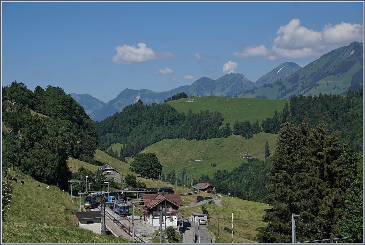 Fast wie eine Modellbahn (auch was die kurzen Gleise im Bahnhof und den abgestellten BDe 4/4 Serie 3000 betrifft), zeigt sich die Station Allières mit dem MOB Golden Pass Panoramique von Montreux nach Zweisimmen. 

23. Juni 2018