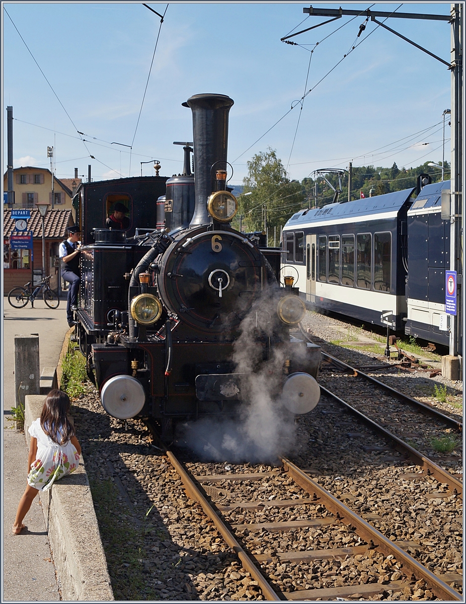 Faszination Dampf - dank der Blonay-Chamby Bahn auch für die jüngere Generatin noch erlebbar. 
Die Blonay-Chamby G 3/3 N° 6 wartet in Blonay auf die Abfarht nach Chaulin.

3. August 2019