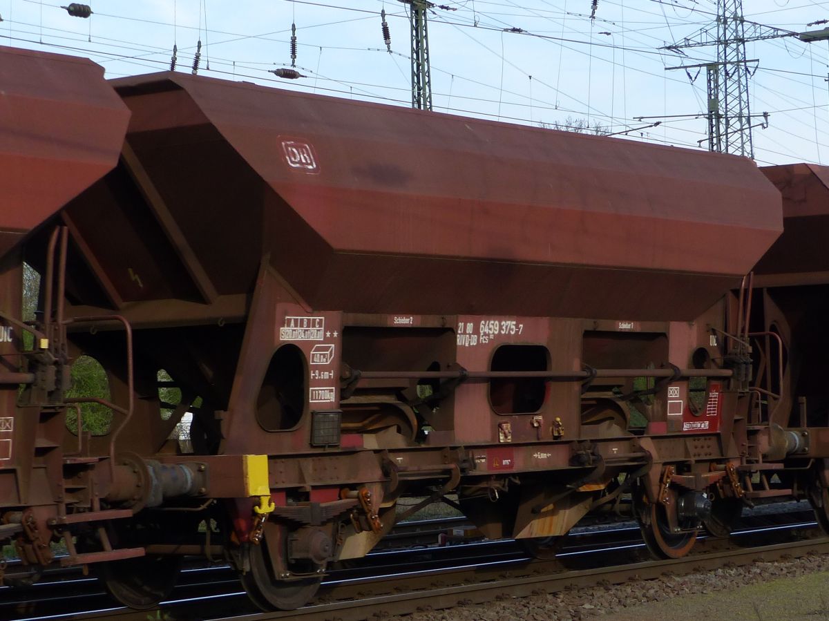 Fcs Drehschieber-Seitenentladewagen mit Nummer 21 RIV 80 D-DB 6459 375-7 Rangierbahnhof Kln Gremberg. Porzer Ringstrae, Kln 31-03-2017.

Fcs twee-assige zelflosser met nummer 21 RIV 80 D-DB 6459 375-7 rangeerstation Keulen Gremberg. Porzer Ringstrae, Keulen 31-03-2017.