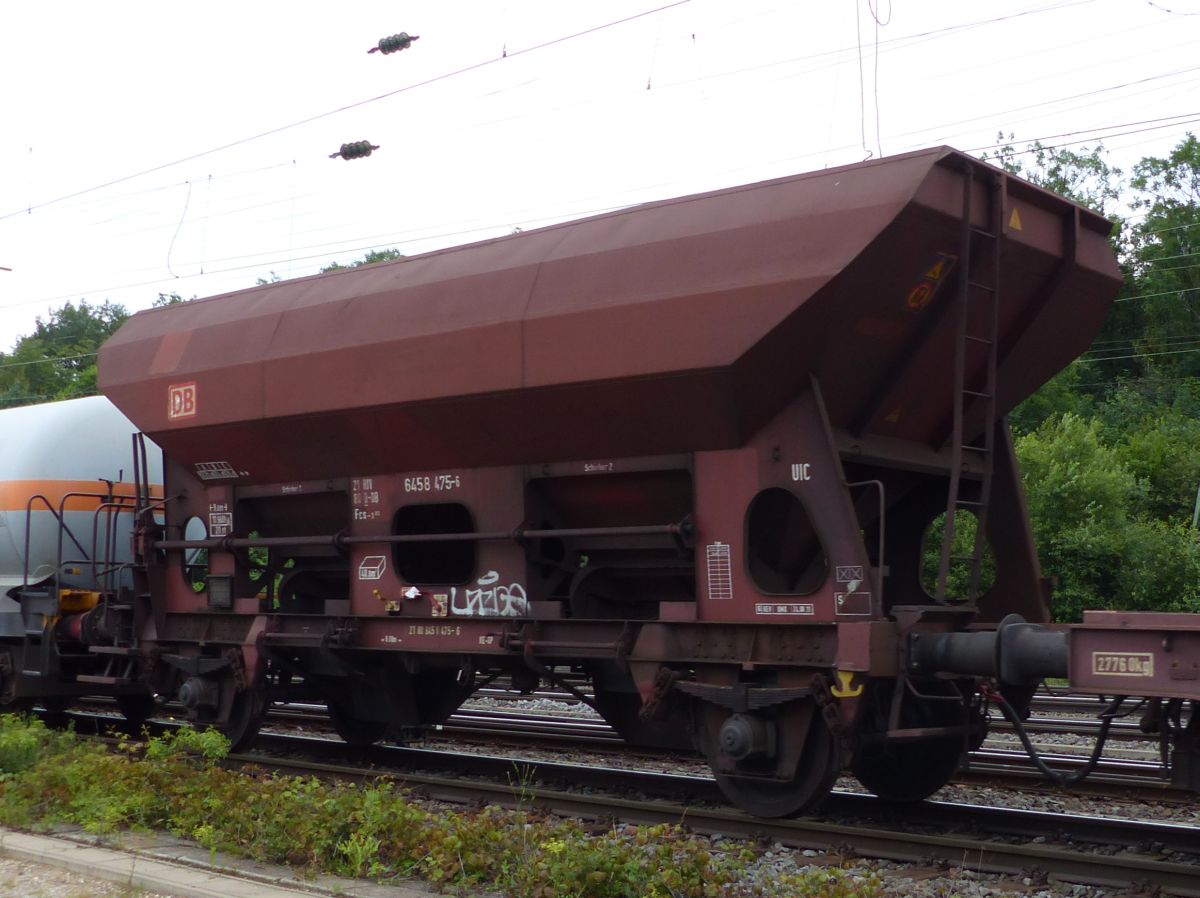 Fcs-x Drehschieber-Seitenentladewagen mit Nummer 21 RIV 80 D-DB 6458 475-6 Rangierbahnhof Kln Gremberg 09-07-2016.

Fcs-x zelflosser met nummer 21 RIV 80 D-DB 6458 475-6 rangeerstation Keulen Gremberg 09-07-2016.