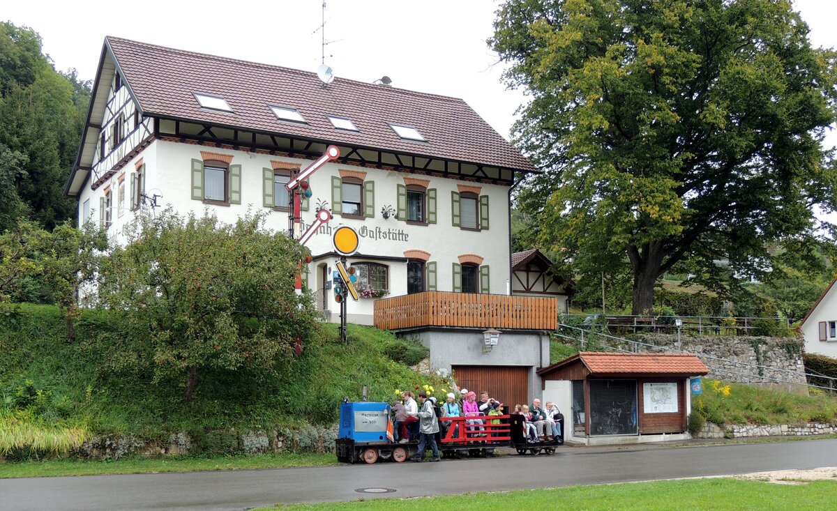 Feldbahn  Mathilda von Stoi  Nr 661 in Rechtenstein am 14.09.2013. Rechtenstein liegt am Südrand der Schwäbischen Alb an der Donautalbahn zwischen Sigmaringen und Ulm.
Vor dem Bahnhof befindet sich eine ca. 700 m lange 60 cm Schmalspur Feldbahn zwischen dem Bahnhof und dem früheren Holzstoffwerk; heute Waserkraftwerk.
Am autofreien Samstag am 14.09.2013 war die Feldbahn im Personenbetrieb. Die Fahrzeuge sind in Privatbesitz.