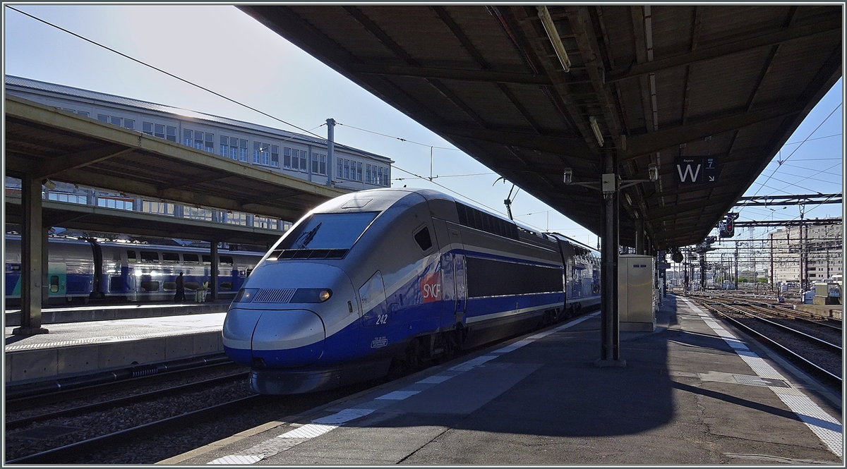 Fernverkehr in Frankreich gestern und heute: Das Bild zeit einen in Paris Gare de Lyon ankommenden TGV.
29. April 2016