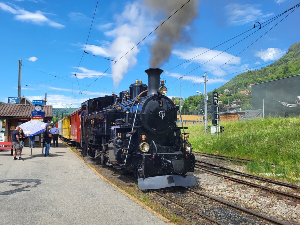 Festival Suisse de la Vapeur 2024 / Schweizer Dampf Festival 2024 bei der Blonay-Chamby Bahn.
Die BFD HG 3/4 N° 3 der Blonay Chamby Bahn wartet in Blonay mit ihrem Dampfzug auf die Abfahrt nach Chamby. 

19. Mai 2024