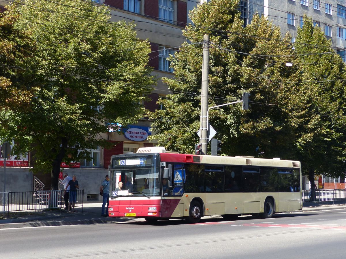 Fiakr Lviv MAN A21 NL223 Bus Baujahr 1999 ex-wagen 45 Stadt Werke Klagenfurt AG, sterreich. Prospekt Viacheslava Chornovola, Lviv, Ukraine 28-08-2016.

Fiakr Lviv MAN A21 NL223 bus bouwjaar 1999 ex-wagen nummer 45 Stadt Werke Klagenfurt AG, Oostenrijk. Prospekt Viacheslava Chornovola, Lviv, Oekrane 28-08-2016.