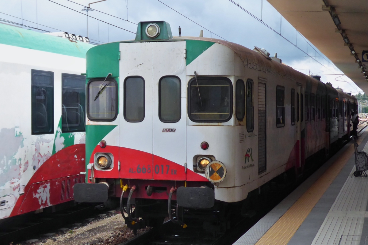 Fiat Diesel Triebzug, ALn 668 017er, hält am Bahnsteig in Ferrera. 05.2025