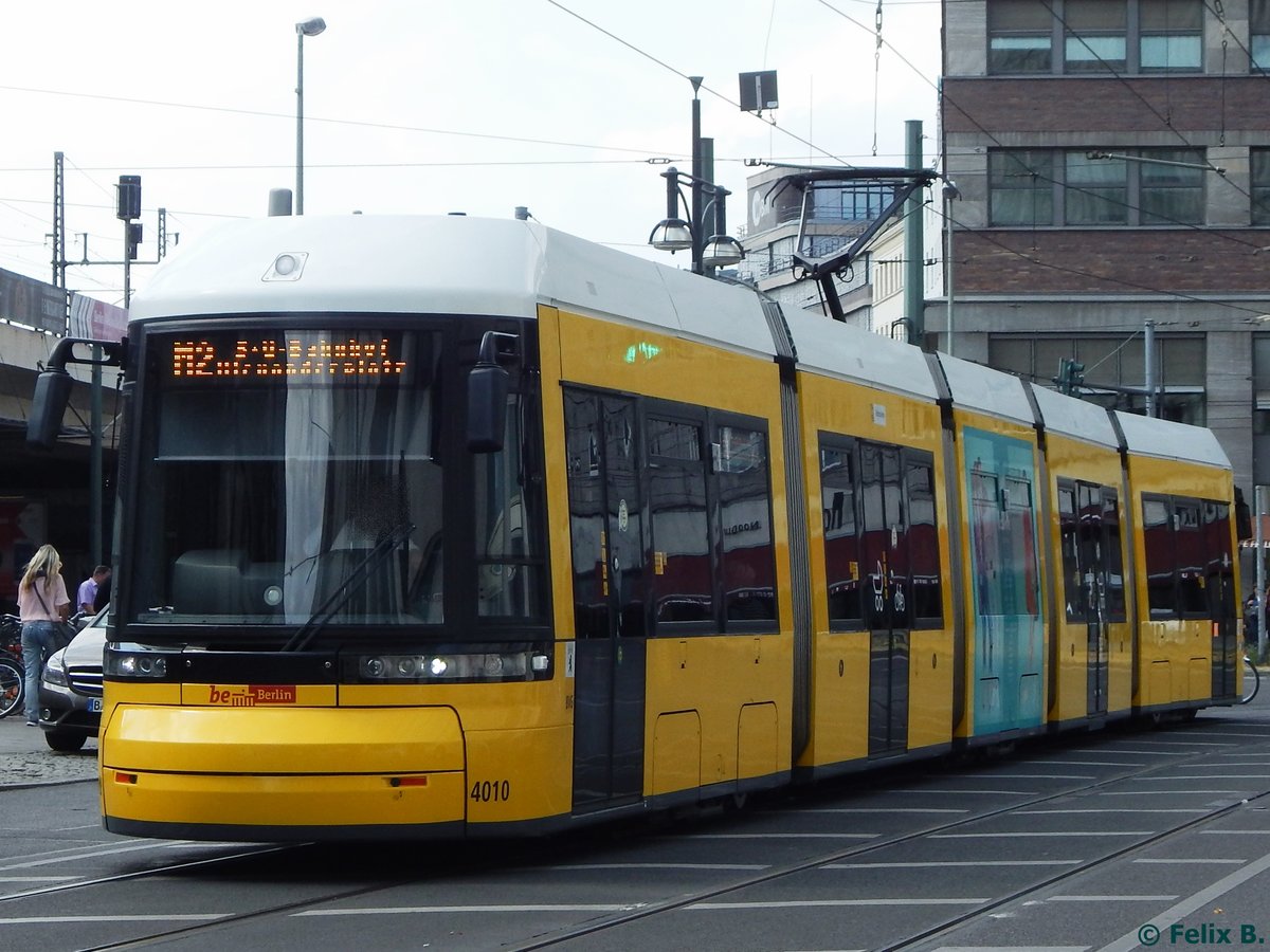 Flexity Nr. 4010 der BVG in Berlin.