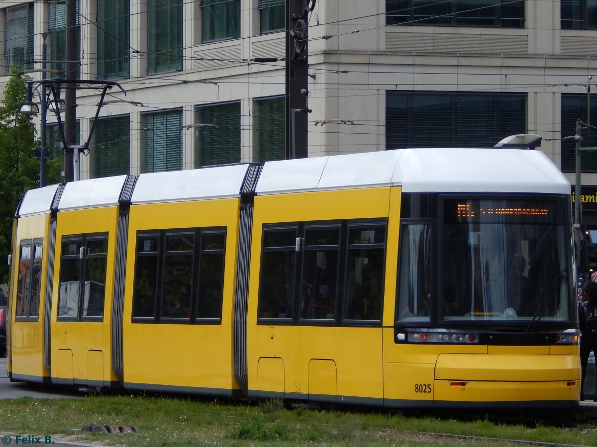 Flexity Nr. 8025 der BVG in Berlin.