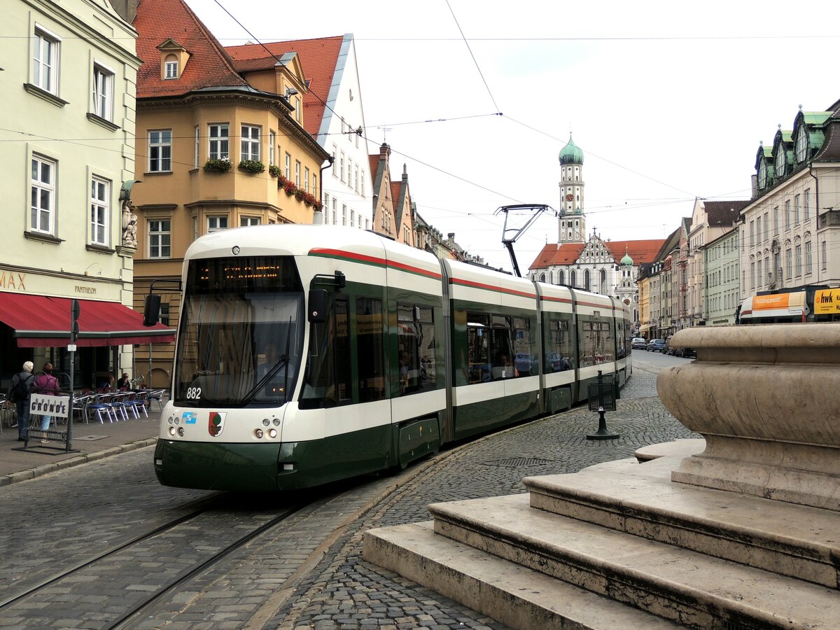 Flexity Outlook  City Flex  CF 8 Nr.882 von Bombardier Baujahr 2010 f�hrt in der Maximilianstra�e um den Herkulesbrunnen herum am 23.08.2013. Die Maximilianstra�e wird von derStra�enbahn nur als Ausweichstrecke genutzt. In der Zeit, als der K�nigsplatz neu gestaltet wurde, war es ein Dauerzustand.