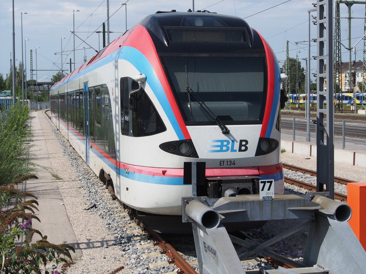 Flirt ET 134 3-teilig BR 427 der Stadler Rail AG der Berchtesgadener Land Bahn GmbH in Freilassing am 01.09.2019.