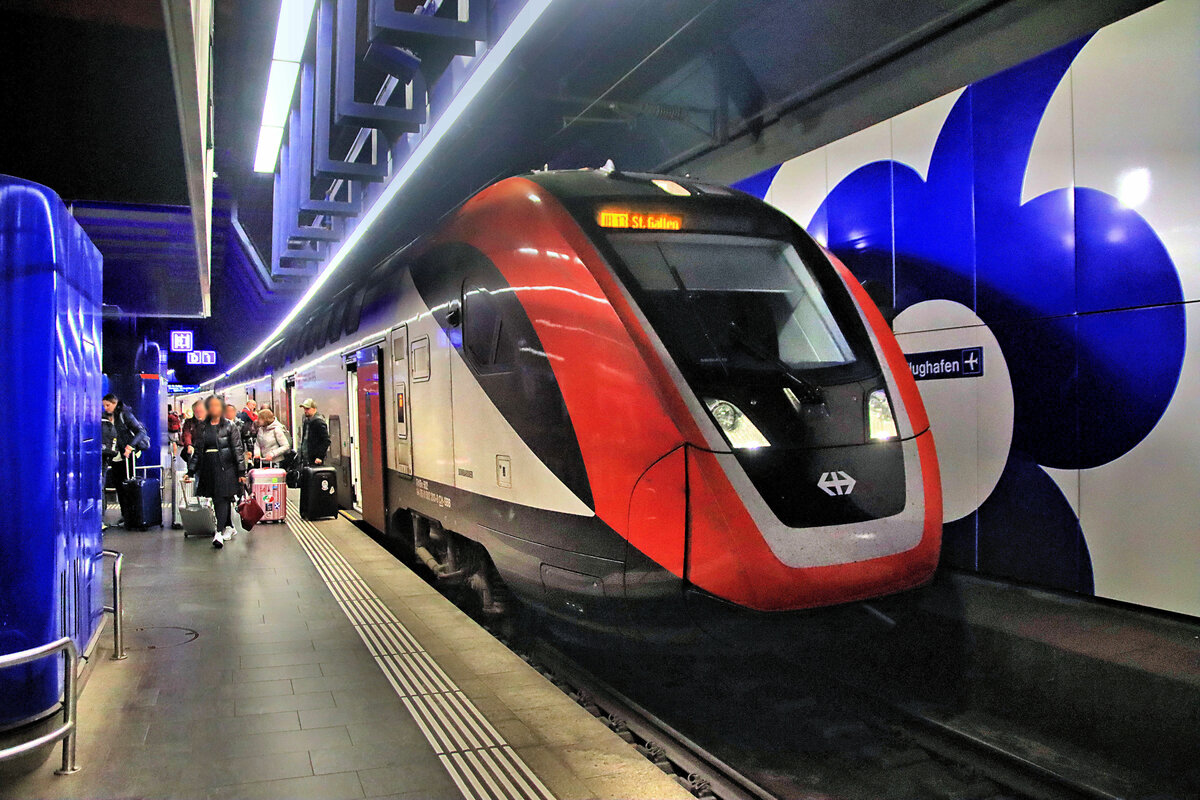 Flughafen Zürich: Bevor man einsteigen kann muss zuerst ein ganzes Heer von nun Wegfliegenden aussteigen. Triebzug 502 203. 18.Oktober 2022 