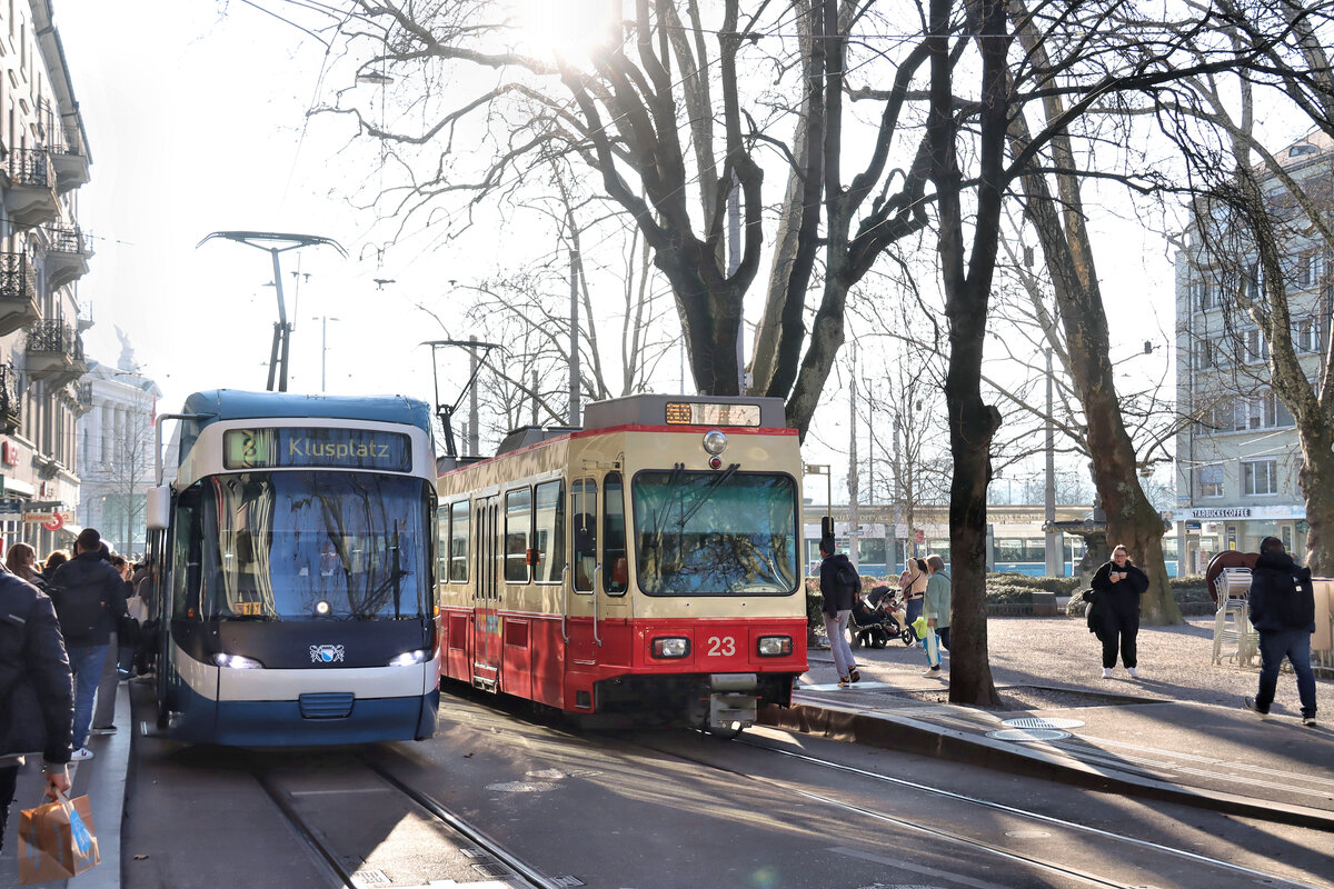 Forchbahn: Abfahrbereit am Stadelhofen, Z�rich. Forchbahn Triebwagen 23 neben VBZ Cobra 3052. 5.M�rz 2025. Diese Fahrzeuge sind eigentlich Tram 2000, fest zusammengestellt aus 2 Wagen mit je 1 F�hrerstand; Baujahre 1976-86. Als  FB 2000  bezeichnet.  