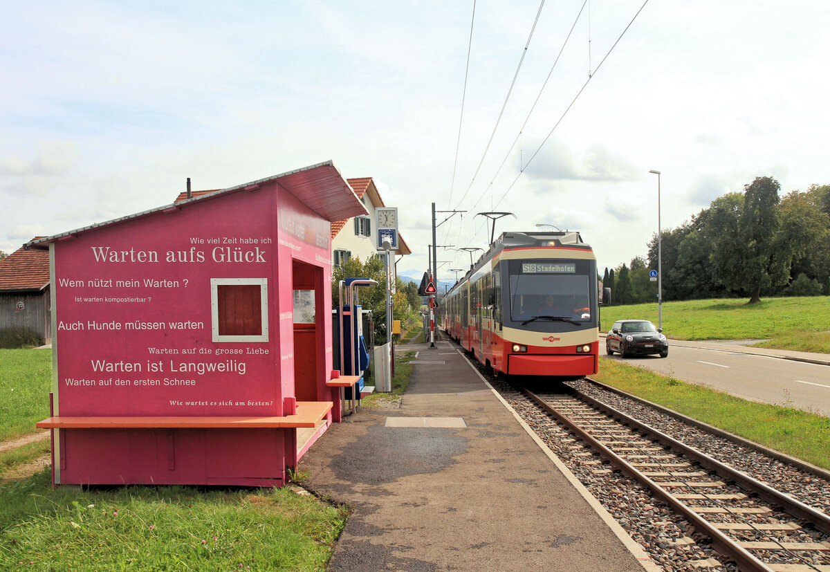 Forchbahn: Einfahrt des dreimal aus einem Be 4/6 bestehenden Zuges 68-63-71 in die Haltestelle Emmatt. 24.September 2020. Jeder Zug besteht aus 2 niederflurigen Elementen, die nur einseitig einen Führerstand haben, Typ Be 4/6, manchmal als  Tango-Vorläufer  bezeichnet. Baujahr 2004. 