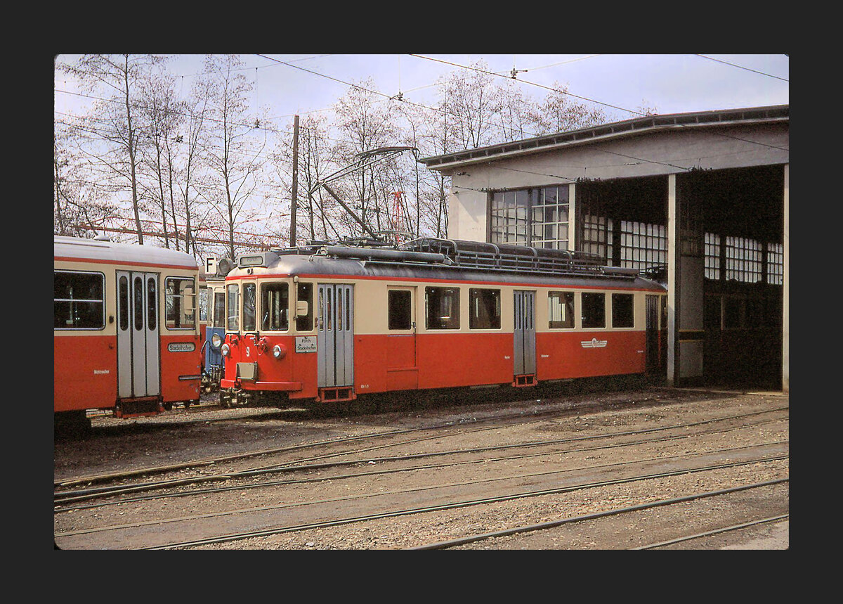 Forchbahn vor dem Depot Forch. Der BDe4/4 9 von 1948 (SWS/MFO, 1.Generation), der 1982 zum Schneepflugwagen umgebaut wurde. Es heisst, diese Wagen seien mit den 3 Sernftalbahnwagen verwandt. 25.März 1970   