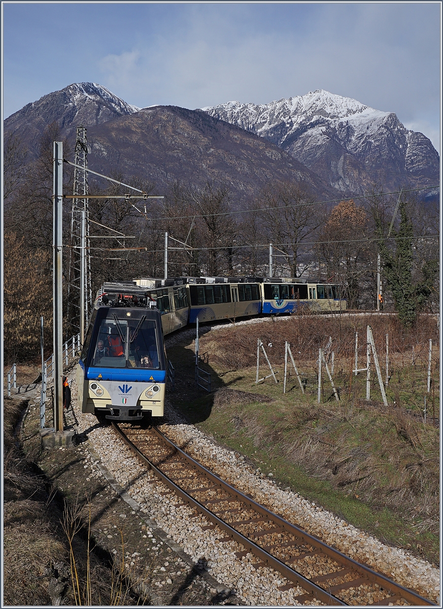 Fotografieren und fotografiert werden...
Ein SSIF Treno Panoramico von Domodossola nach Locano kurz vor Trontano.
1. März 2017