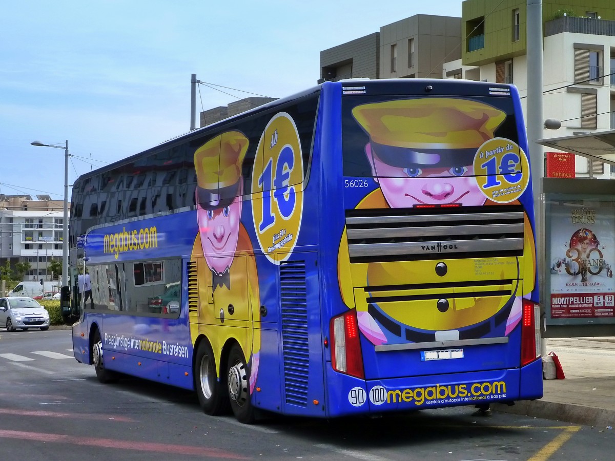 Frankreich, Languedoc-Roussillon, Hrault, Montpellier Sabines (an der Trambahn Linie 2): ein megabus.com (VanHool TX27 astromega) auf der Fahrt nach Spanien. 04.09.2015