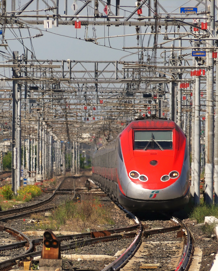  Frecciarossa fàhrt mit einer kleinen Verspätung in den Bahnhof von Verona ein und wird nach kurzem Halt seine Reise mit unserer Reisegruppe nach Venzia fortsetzen. 16.05.2019 (Jeanny)