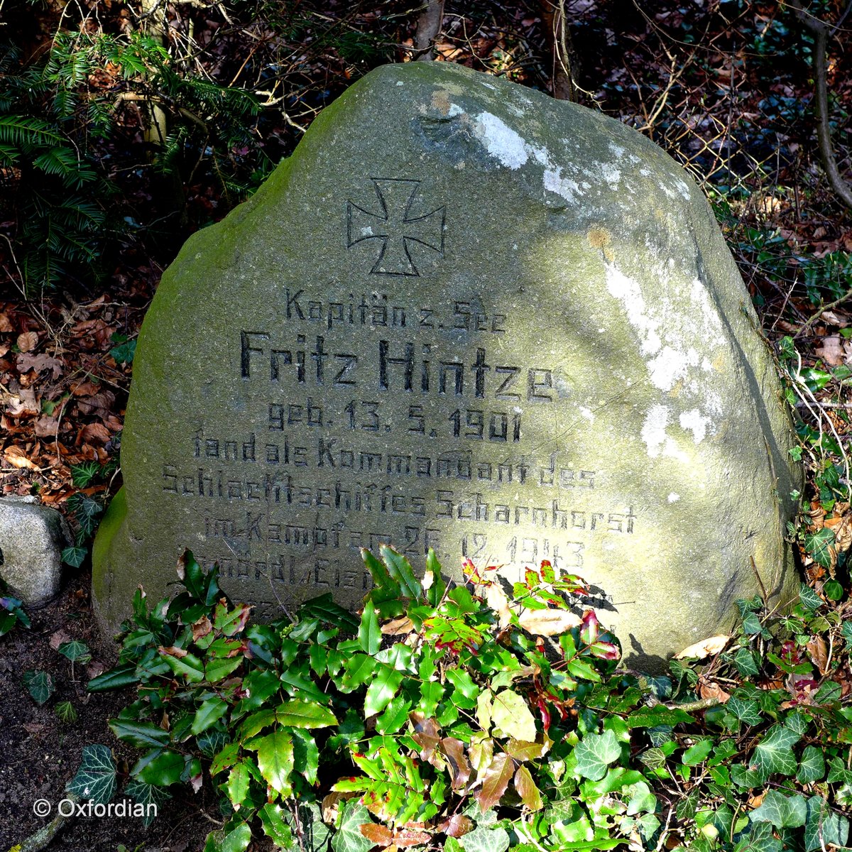 Friedhof Bad Bevensen in Niedersachsen.  Kapitän z. See Fritz Hintze geb. 13.5.1901 fand als Kommandant des Schlachtschiffes Scharnhorst im Kampf am 26.12.1943 im nördlichen Eismeer den Tod. 

Das Schlachtschiff Scharnhorst wurde im Nordmeer, etwa 160 km nördlich des Nordkaps, nach schwerem Kampf von zwei Kampfgruppen der Royal Navy versenkt. Dabei fanden 1968 Soldaten unserer Kriegsmarine den Tod.

