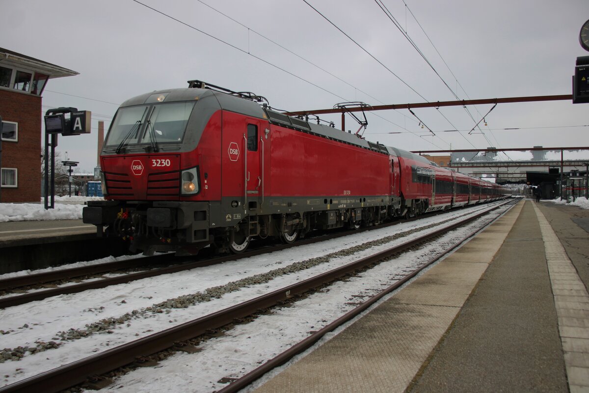 Froschblick auf 3230 mit DSB Talgo in Odense am Nachmittag von 16 Februar 2026.