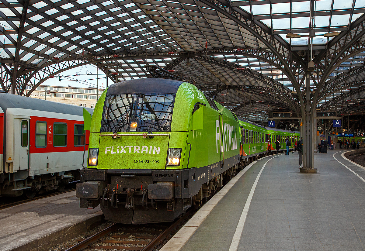 Frh morgens im Hbf Kln....
Die MRCE Dispolok ES 64 U2-005 bzw. 182 505-8 (91 80 6182 505-8 D-DISPO) steht am 22.05.2018 im Hbf Kln mit dem (FLX 1800) FlixTrain nach Hamburg-Altona zur Abfahrt bereit.

Die Siemens ES 64 U2 wurde 2002 von Siemens in Mnchen unter der Fabriknummer 20561 gebaut. Seit 2008 trgt sie die NVR-Nr. 91 80 6182 505-8 D-DISPO. Ab Mrz 2018 ist sie von der BTE BahnTouristikExpress GmbH in Nrnberg fr den FlixTrain angemietet, denn die BTE stellt das Rollmaterial fr den FlixTrain, wie zuvor auch schon fr den HKX (Hamburg-Kln-Express).