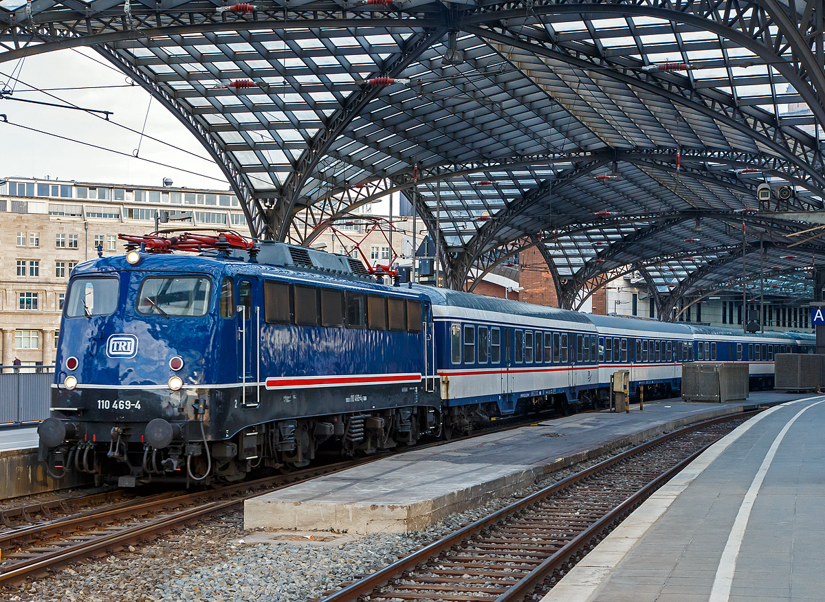 
Frh morgens im Hbf Kln....
Die TRI 110 469-4 fhrt am 22.05.2018, mit dem National Express RB 48, vom Hbf Kln in Richtung Wuppertal-Oberbarmen los.

Die 110 469-4 wurde 1966 von Henschel in Kassel unter der Fabriknummer 31035 gebaut, die Elektrik ist von SSW (Siemens-Schuckert-Werke), bis 2014 fuhr sie fr die DB. Seit 2016 fhrt sie fr die TRI Train Rental GmbH mit der NVR-Nr. 91 80 6110 469-4 D-TRAIN.