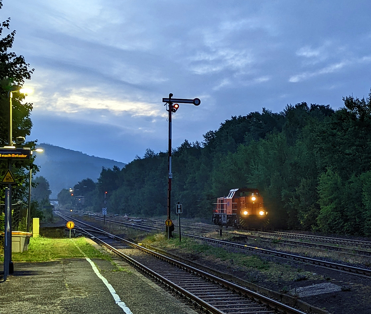 Frühmorgens im Bahnhof Herdorf.....
Die KSW 44 (92 80 1271 004-4 D-KSW) der KSW (Kreisbahn Siegen-Wittgenstein), die MaK G 1000 BB, fährt am 11.07.2022 um 4.54 Uhr als Lz von Herdorf in Richtung Betzdorf (Sieg).
Das Bild wurde mit dem Smartphone gemacht.
