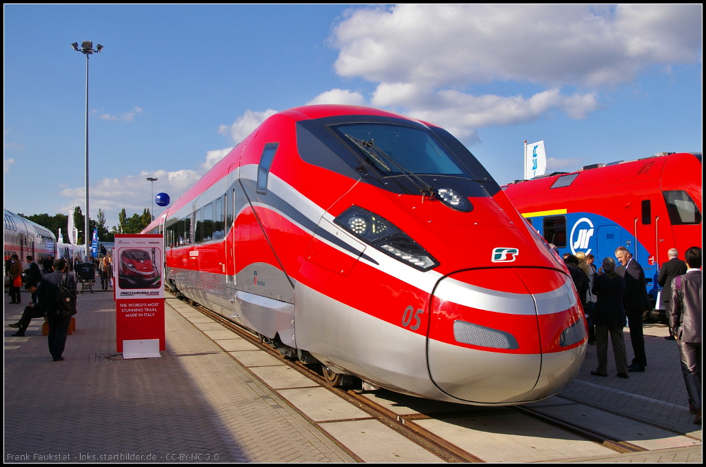 FS ETR 1000 05 High-Speed Train for Italia.

Auf der InnoTrans 2014 in Berlin wurde auf dem Aussengelände der ETR 1000 Hochgeschwindigkeitszug für Italien vorgestellt. Insgesamt sollen ab 2014 50 dieser Züge mit bis zu 360 km/h verkehren. 

Daten Website (deutsch): http://www.hochgeschwindigkeitszuege.com/italien/etr-1000.php
Wikipedia (deutsch): http://de.wikipedia.org/wiki/FS_ETR_1000
