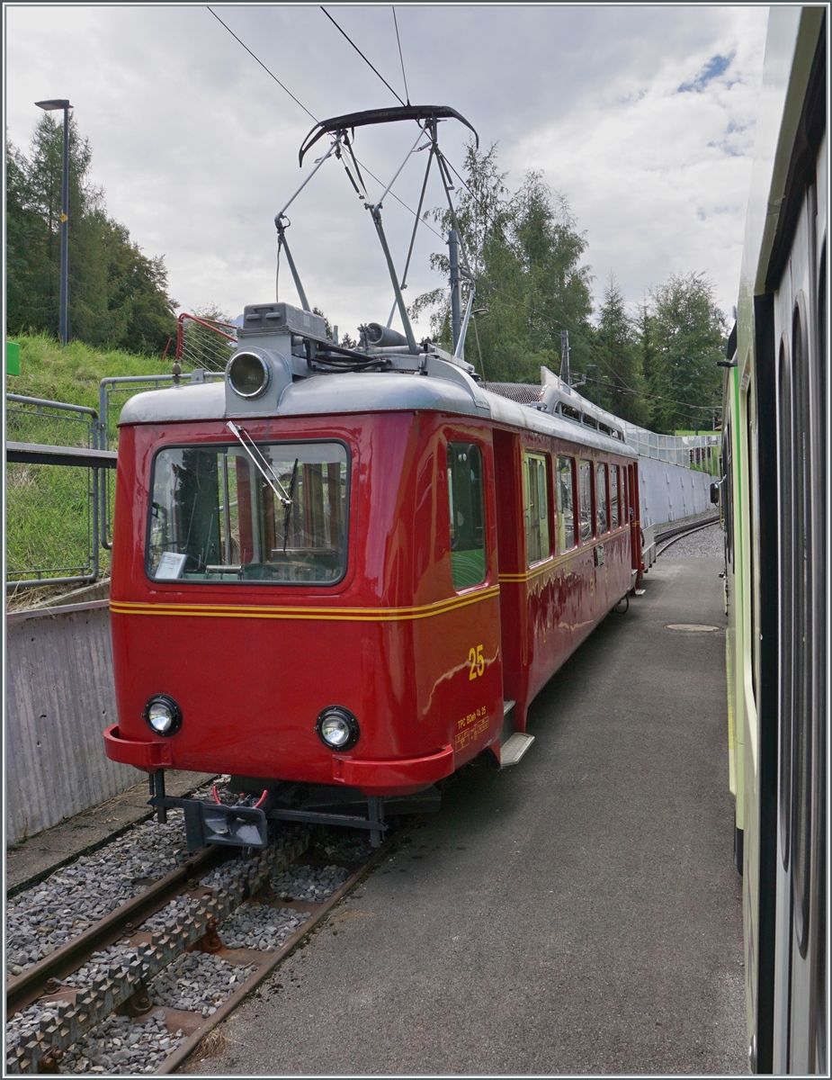 Für das 125 Jahre Jubiläum der Bex Villars Col de Bretaye Bahn (BVB) wurde der 1944 in Betrieb genommen Triebwagen BDeh 2/4 N° 25 in der ursprünglichen BVB Farbgebung lackiert. Der  Flèche  absolviert nun im Jubiläums-Sommer an einigen Tagen eine Hin- und Rückfahrt von Villars-sur-Ollon zum Col de Bretaye. Das Bild zeigt den BDeh 2/4 25 in Villars vor der Abfahrt zum Col-de-Bretaye.
Das Bild entstand aus dem ausfahrenden BVB Zug, dessen Fenster sich zu meiner Freude öffnen liesen. 

19. August 2023