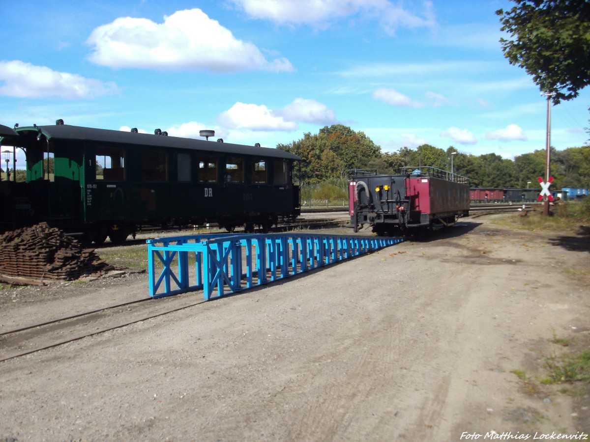 F�r den Abtransport nach J�hstadt steht der Aussichtswagen an der Verladerampe in Putbus am 30.9.13