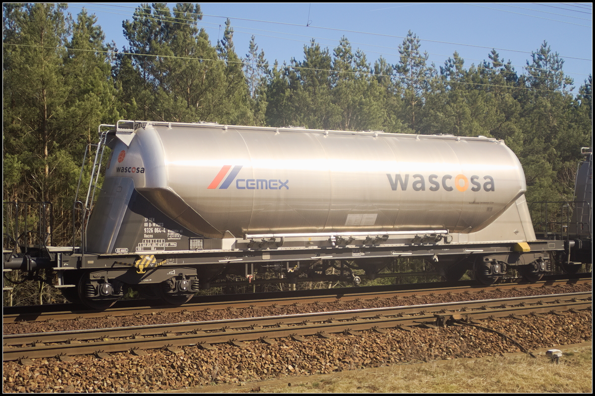 F�r CEMEX SA ist der vierachsige Drehgestell-Staubgutwagen des Einstellers WASCOSA im Einsatz. Der Wagen der Gattung Uacns war mit weiteren Wagen am 06.04.2018 in einem Zug eingereiht der durch die Berliner Wuhlheide fuhr.