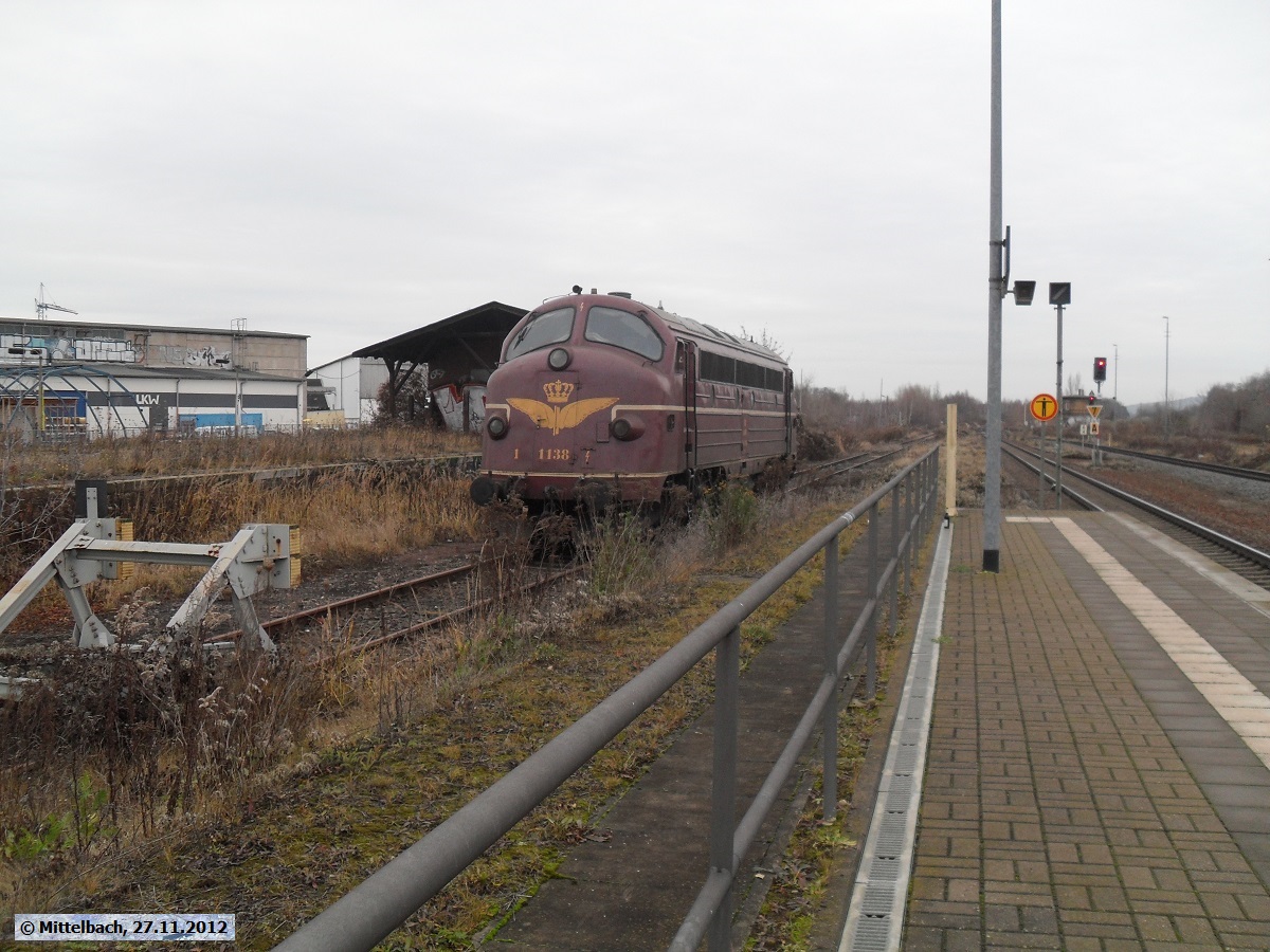 F�r diverse Bauarbeiten in der Gegend um Halle waren in Halle-Trotha immer wieder verschiedene Loks abgestellt. Am 27.11.2012 stand hier diese Lok.